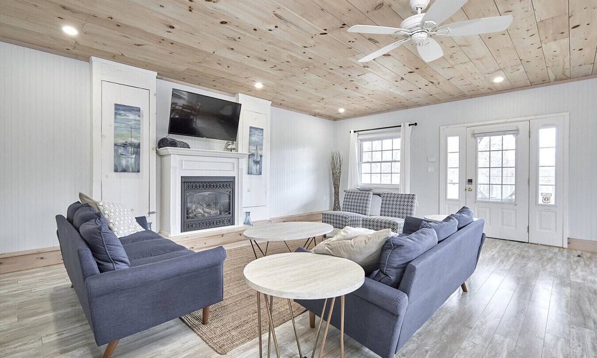 Honey Harbour Cottage | 4BR Honey Harbour Cottage w Hot Tub & Kayaks