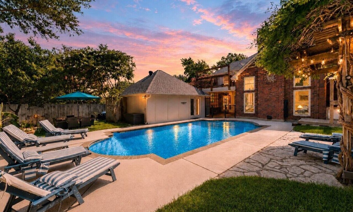 North Arlington House | 5BR | 12 Sleeper | Pool, Game Room, Sun Loungers & BBQ