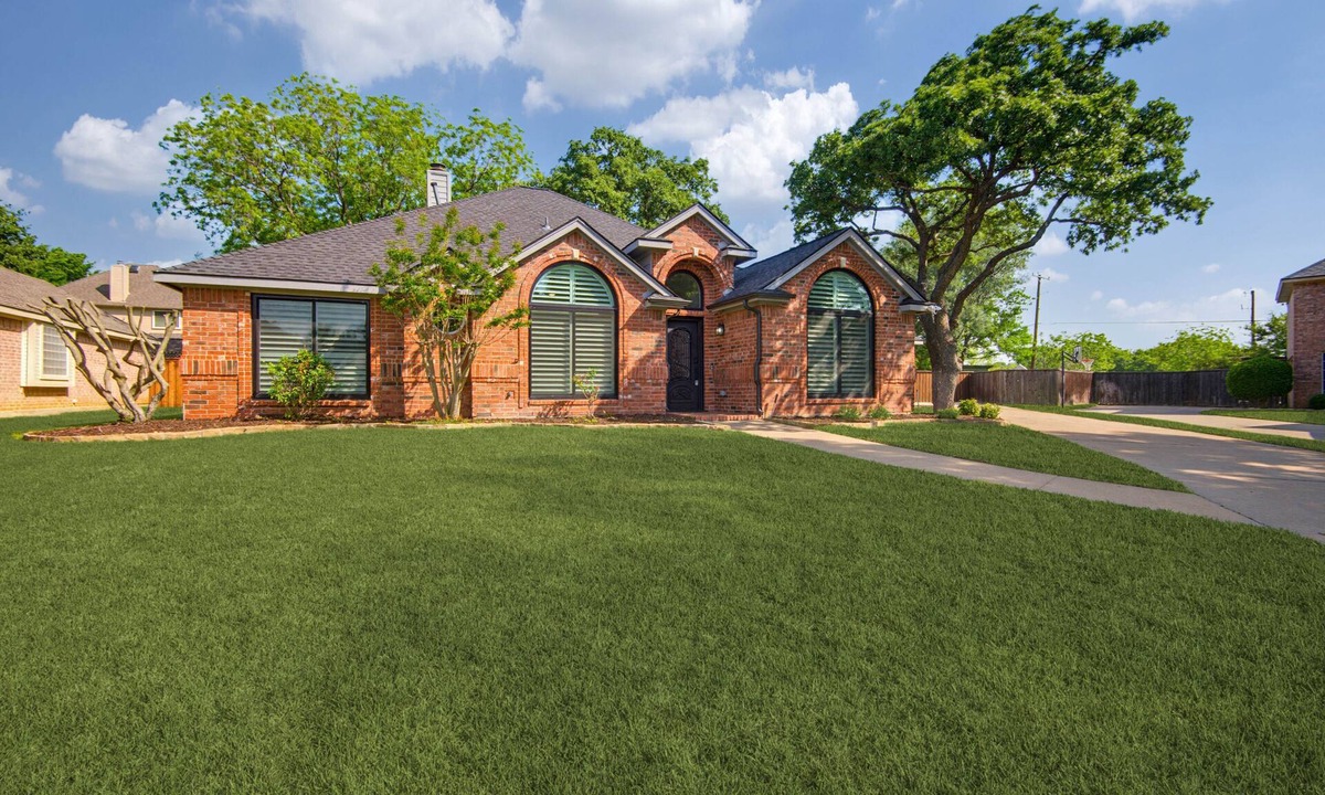 South Arlington House | 6 BR Modern Home 15 Min to ATT Stadium Sleeps 12