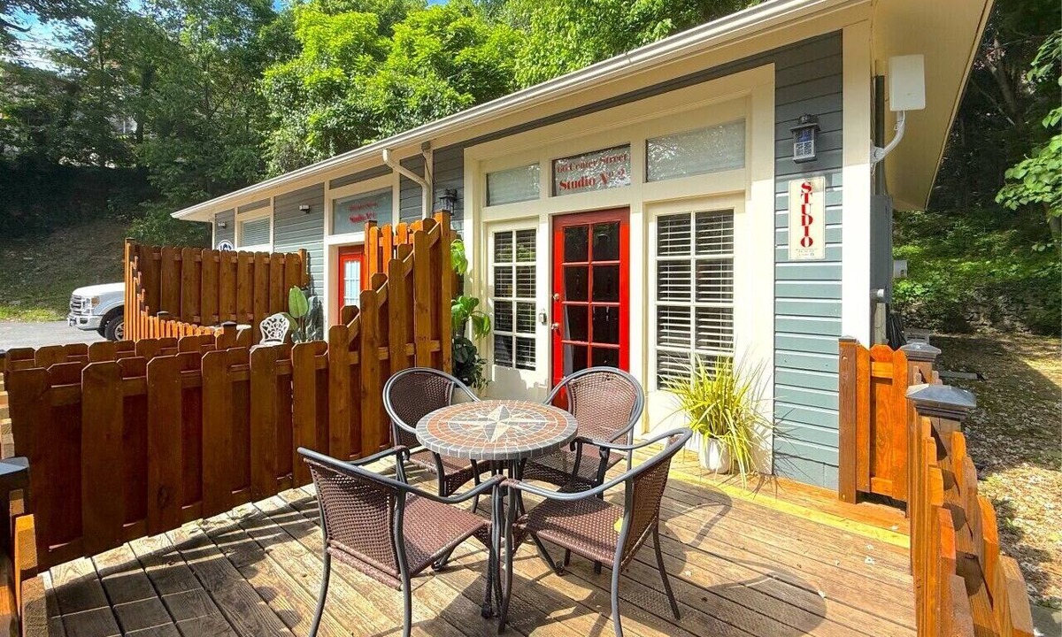 Eureka Springs Historic District Villa | 66 Center - The Studio