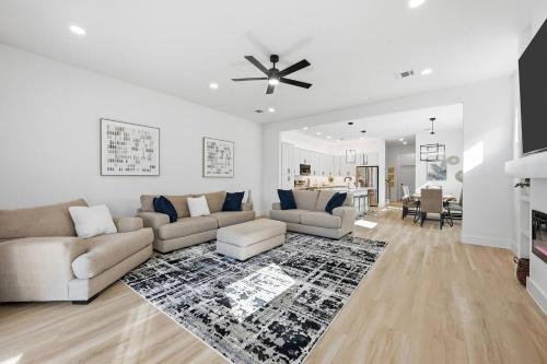 Dallas House | 6BR 2 Homes | Near Downtown & UTSW, Patio, Garage.