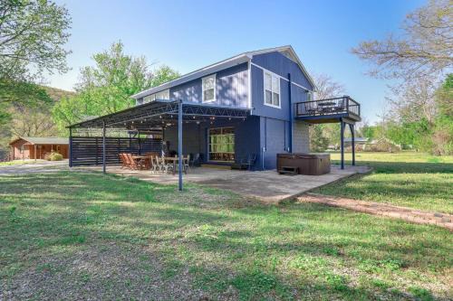 Boswell House | 8 Mi to Ozark Folk Center: Home w/Hot Tub & Deck