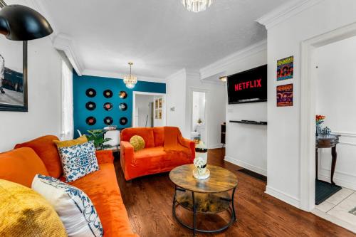 Keelesdale - Eglinton West House | 80's Retro Toronto Time Capsule - 2 Bedrooms
