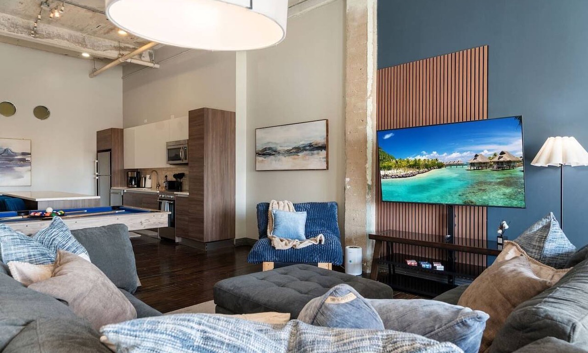 Downtown Dallas Apartment | 9th Floor Downtown High-Rise+Free Parking+Views