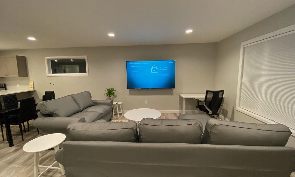 Chatham-Kent House | A complete home in Chatham, Ontario, Canada. (Sleeps 8)