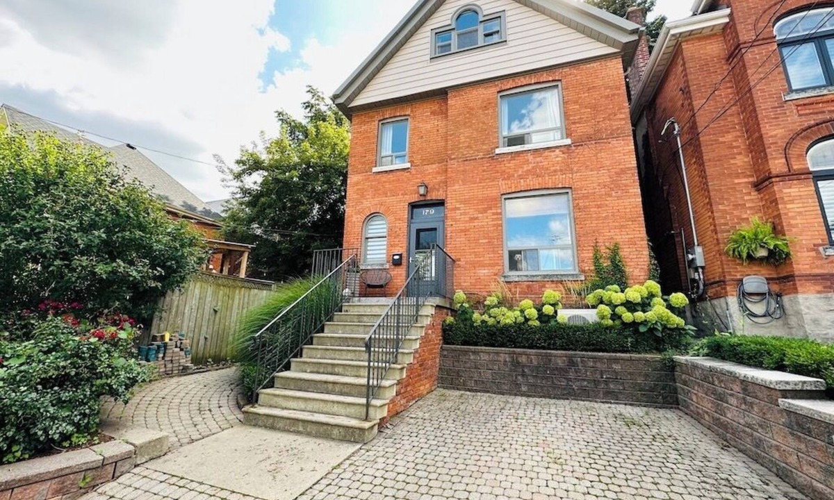 Strathcona Apartment | A Cozy Loft in the Heart of Hamilton