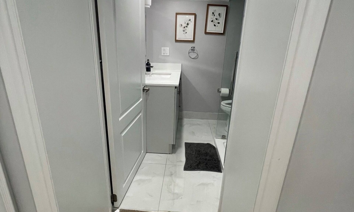 Milton House | A Private Basement Studio Unit with King bed