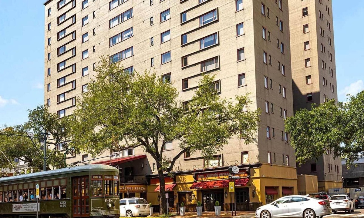 Faubourg Livaudais Resort | A STUDIO unit in charming New Orleans with easy access to local fun & streetcar.