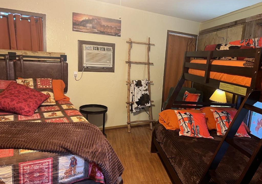 Canton Hotel | Acorn Hideaways Canton Old Western Ranch Hands' Suite