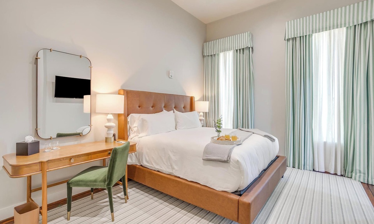 Granbury Hotel | ADA Accessible Hotel Room on the Hisoric Granbury Square