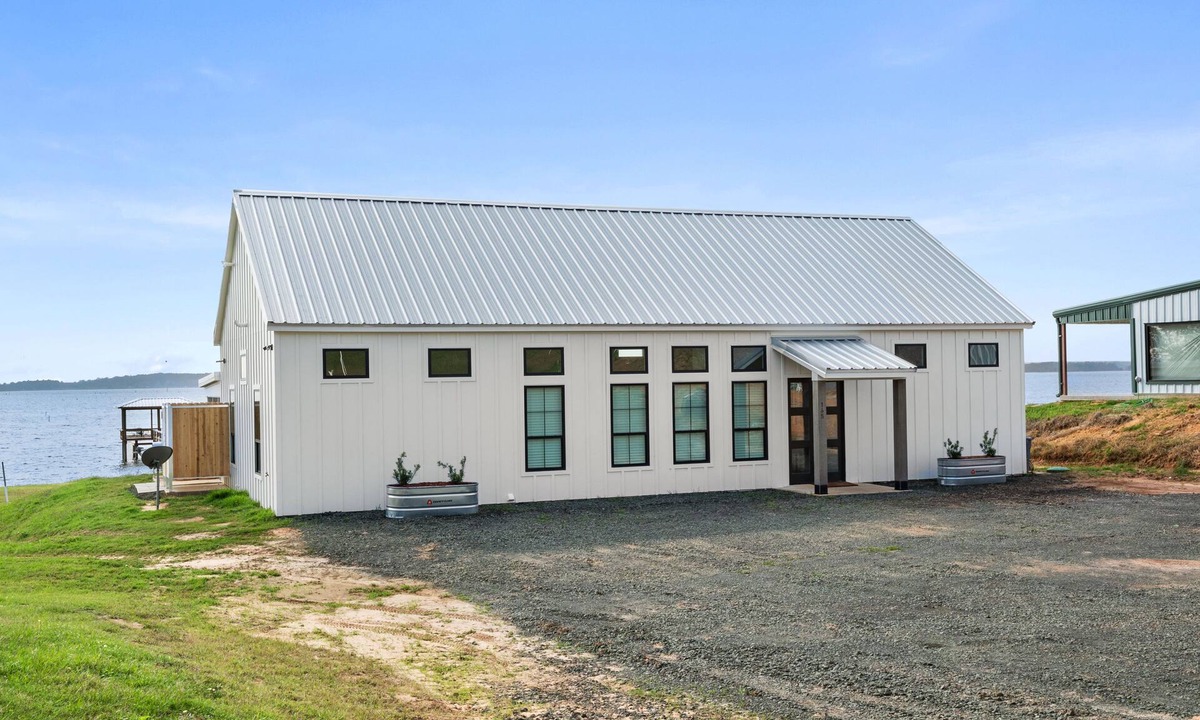 Negreet House | AESTHETIC WATERFRONT BUNGALOW, FISHING PIER, FIREPIT