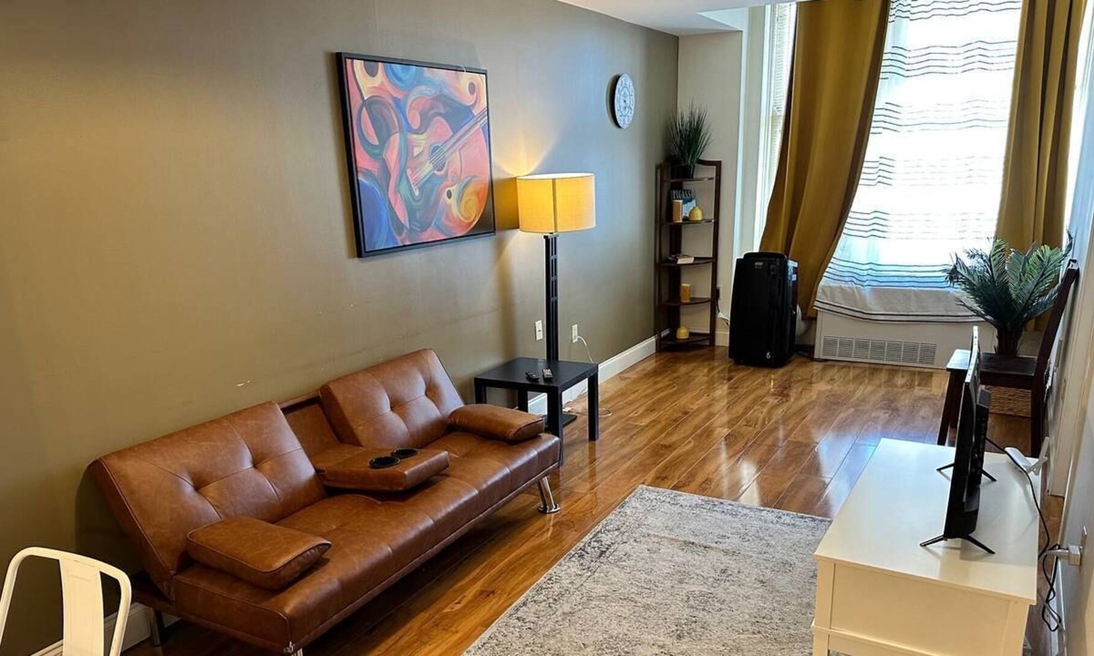 Downtown Memphis Apartment | Affordable 1 Br in Historic Highrise Downtown Memphis - Walk to Beale