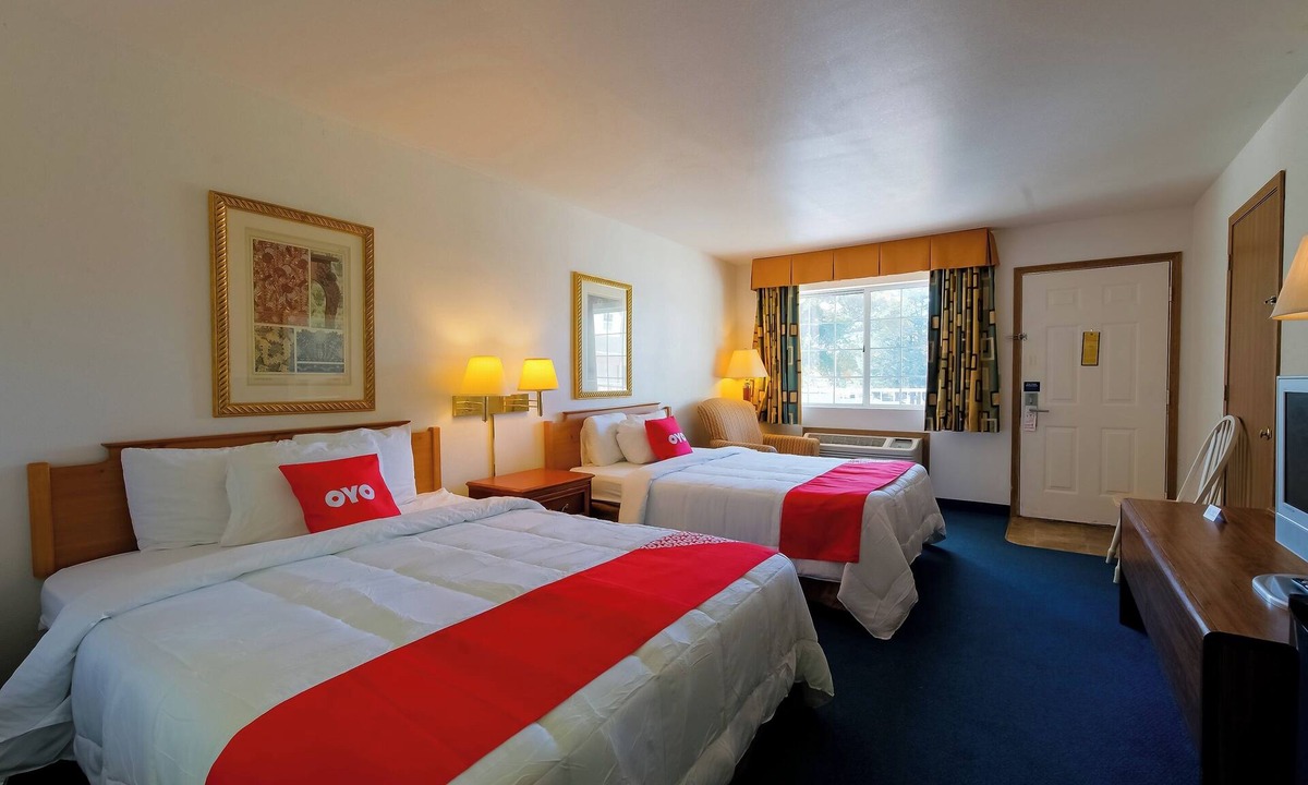 Eureka Springs Hotel | Affordable Queen Bed Room Perfect for Weekenders Exploring Area Caves