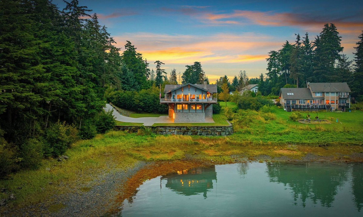 Juneau House | Alaska Glacier Waterfront, Hot Tub & Mountain View