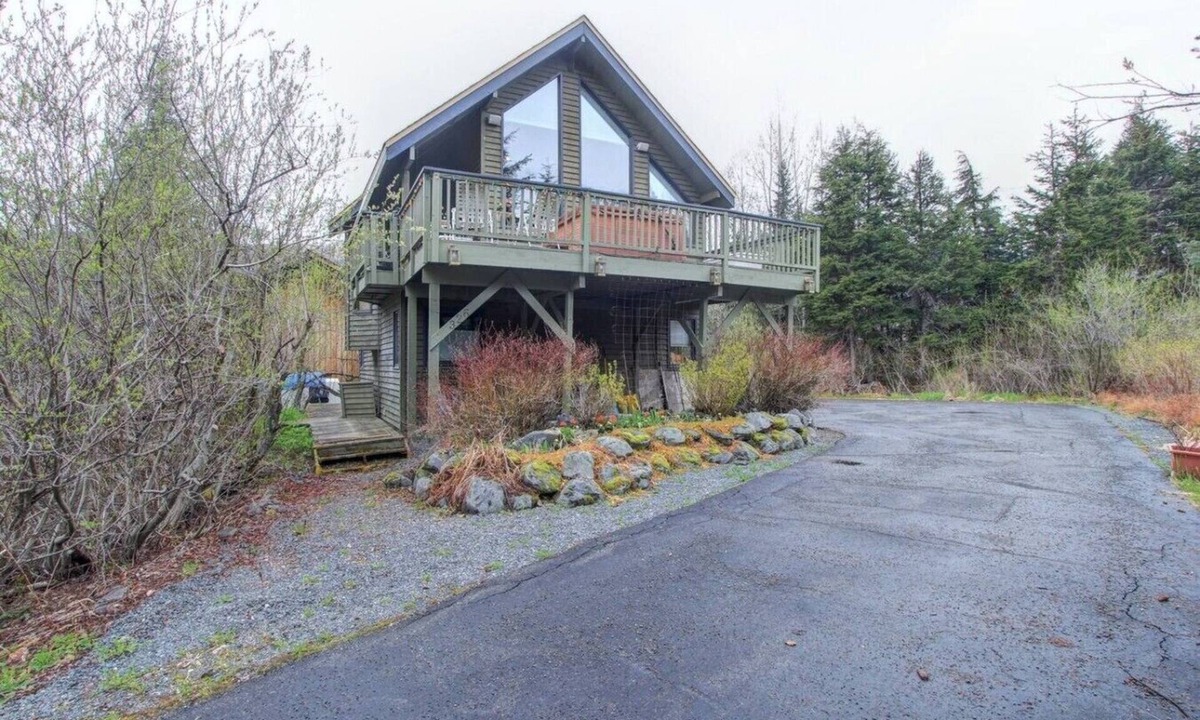 Alyeska Cabin | Alaskan Cabin Escape w a Hot Tub