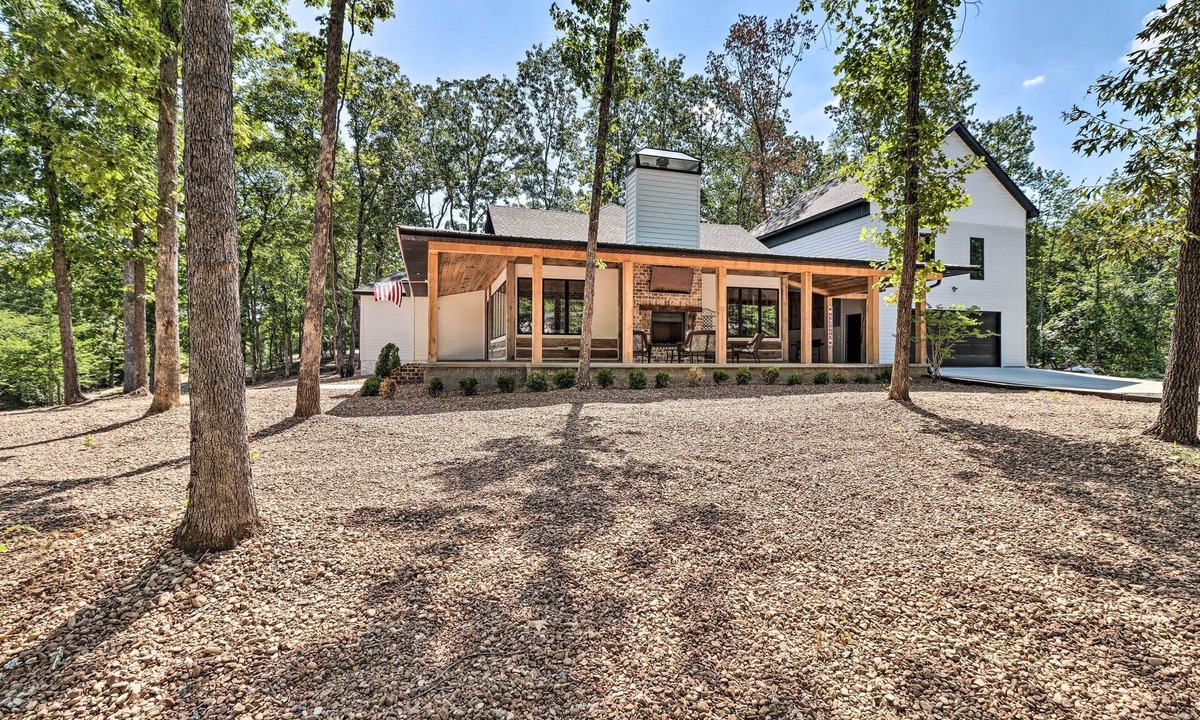 Edgemont House | All-Encompassing Lakehouse w/Modern Accents!