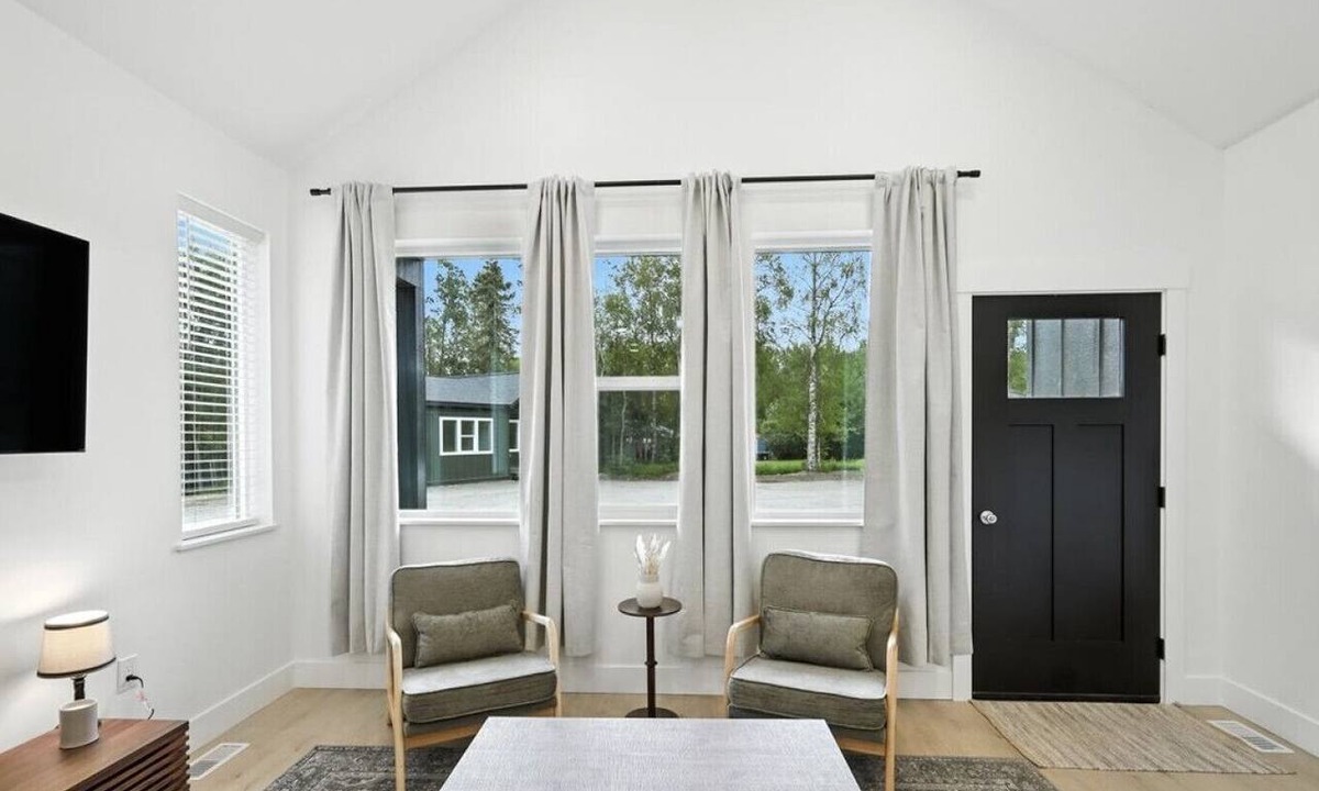 Fishhook House | Alpine King Suite | Hatcher Pass | Pet-Friendly