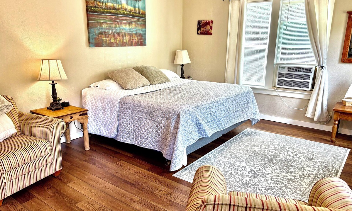 Searcy House | Alumni Shack, right beside Harding campus