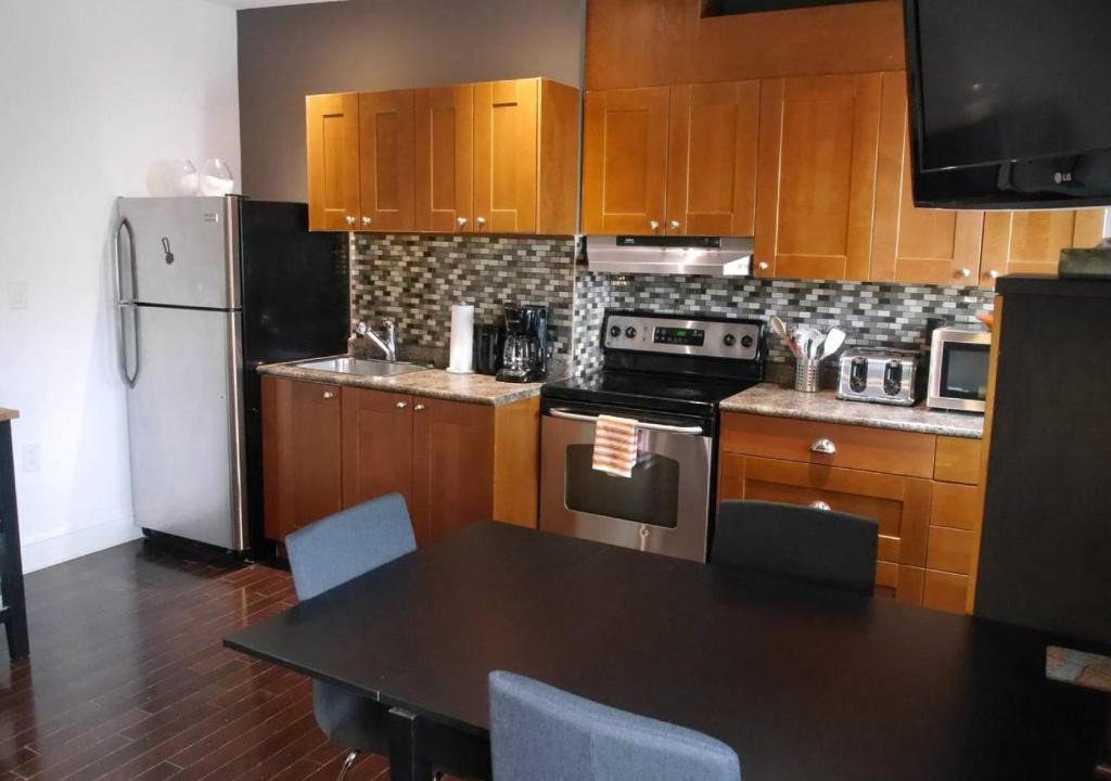 Leslieville Apartment | Amazing Reno 2BR Apartment in Leslieville