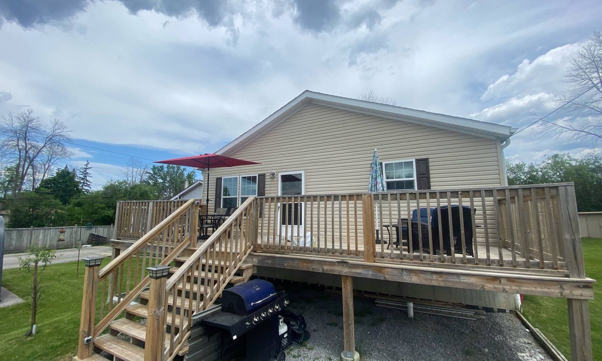 Georgina House | An hour north of Toronto for a Family friendly lake escape to Willow Beach!
