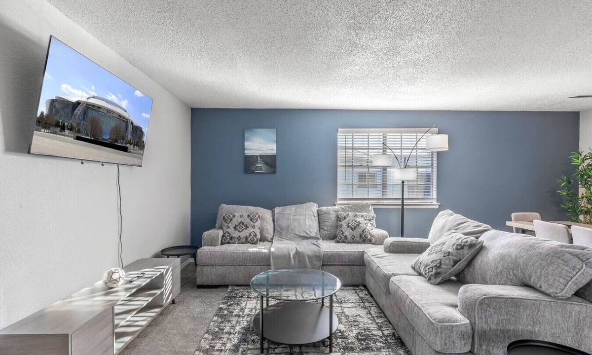 Central Arlington Apartment | Arlington 2BR | AT&T, Globe Life, 6 Flags, Parking