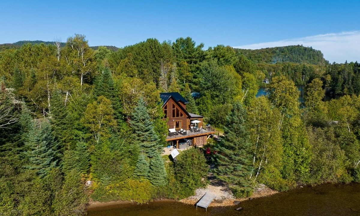 Notre-Dame-de-la-Merci Ski Chalet | At the edge of a navigable lake offering dazzling sunsets.