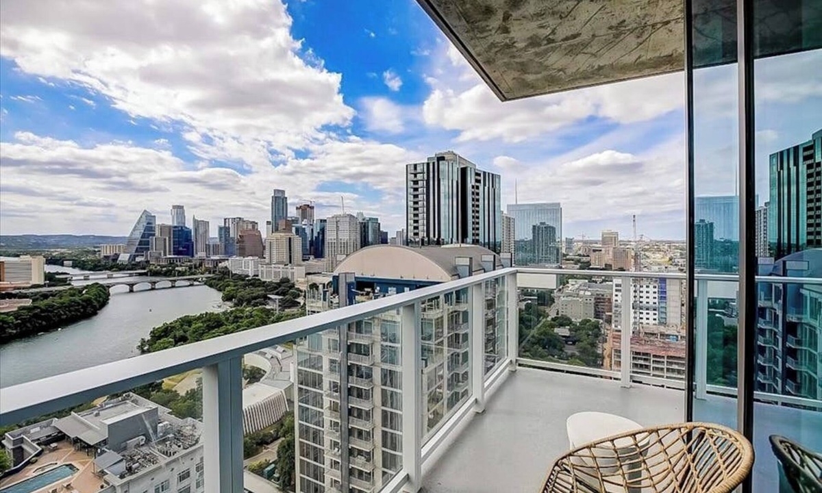 Rainey Street Historic District Condo | Austin Rainey St. corner condo - lake views, private balcony, pool & gym