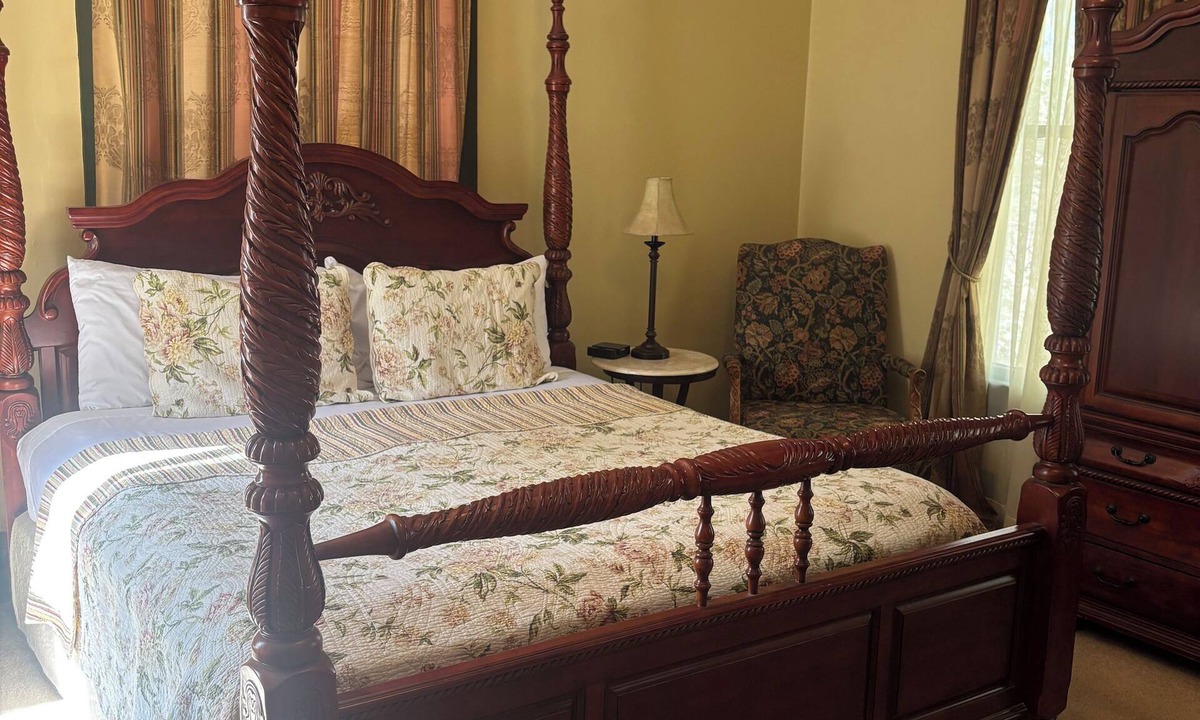 Nacogdoches Bed & Breakfast | Austin Room - Hardeman House Bed and Breakfast