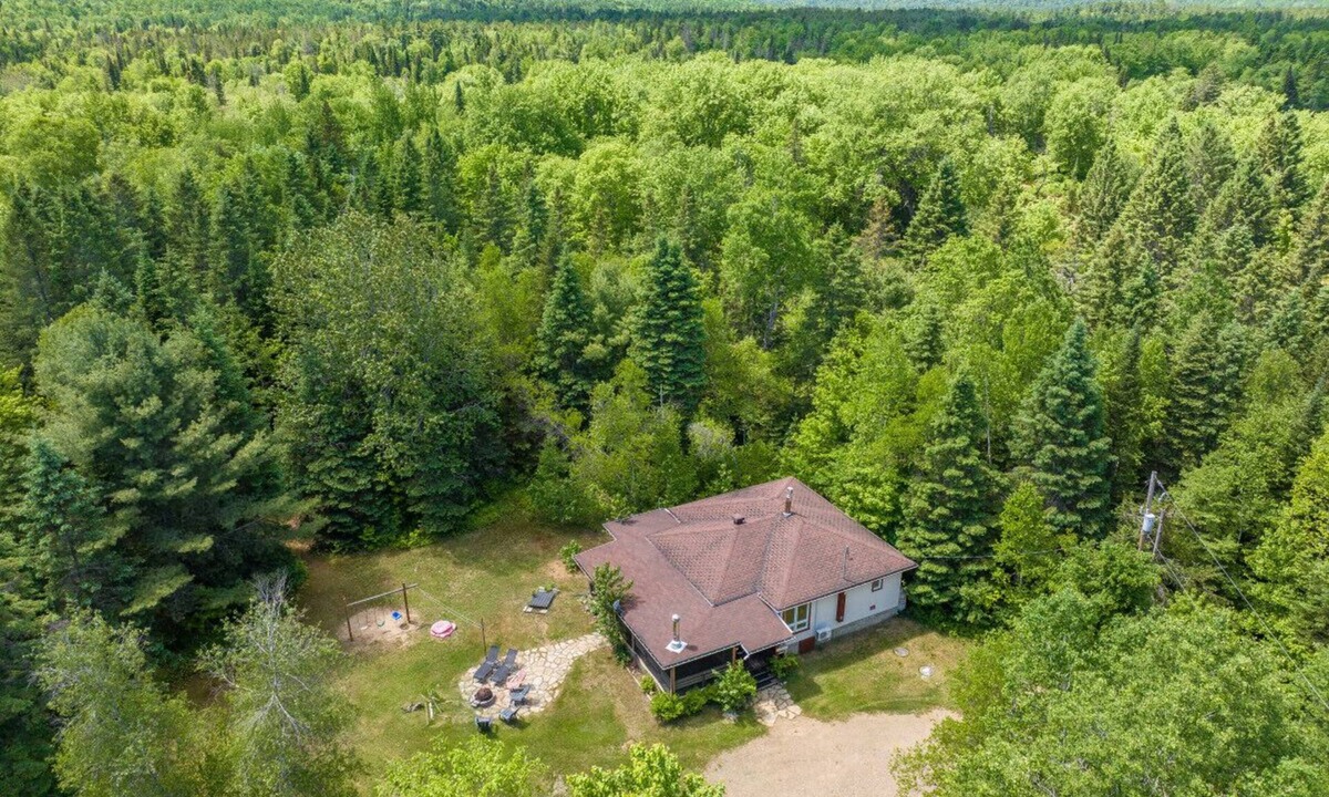 Sainte-Emelie House | Aux Grands Pins|Beach & Kayaks |HotTub |Playground