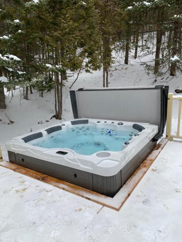 Lac-Megantic Ski Chalet | Aux Retrouvailles spa à l'année
