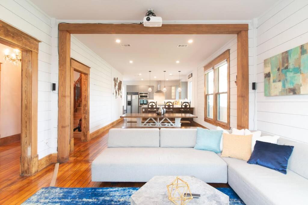 East Cesar Chavez Villa | Bachelor/Bachelorette Weekend in the Heart of ATX
