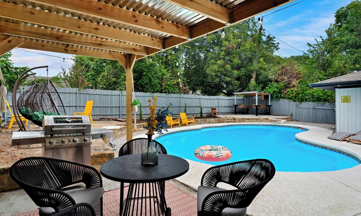 Euless House | Backyard Oasis with Private Pool & Outdoor Lounge. 15 mins from Dallas stadium