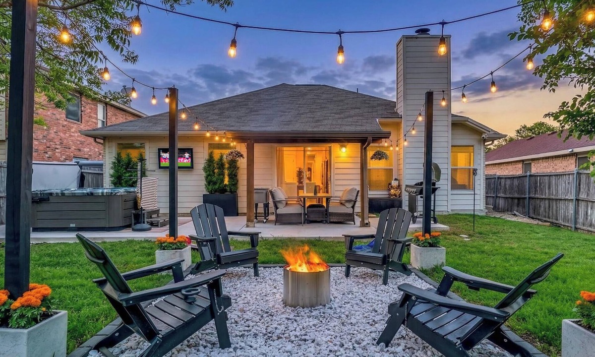 McKinney House | Backyard Paradise Hot Tub Fire Pit 13 guests