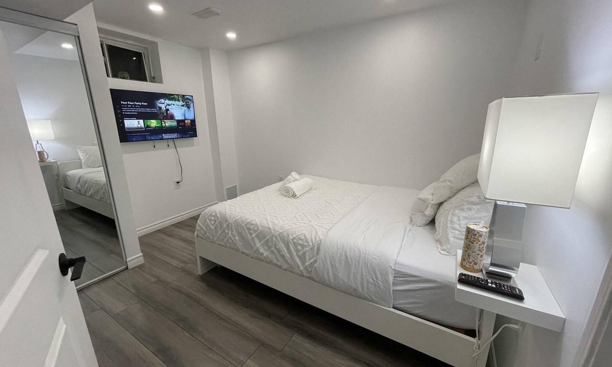 Barrie House | Basement 4 minutes from Centennial beach Barrie