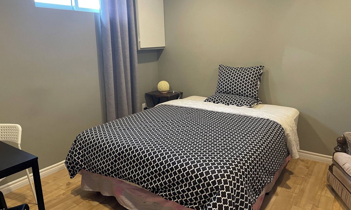 Sudbury House | Basement Queen Bedroom-C（Private Room，Shared Bathroom）