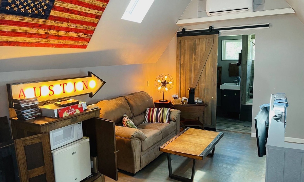 Camp Swift Cabin | Bastrop Tiny Disc Golf Retreat & Enclosed pool