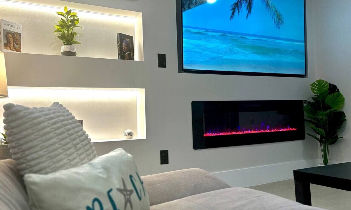 Wasaga Beach Apartment | Beach Escape - Walk to the Waves