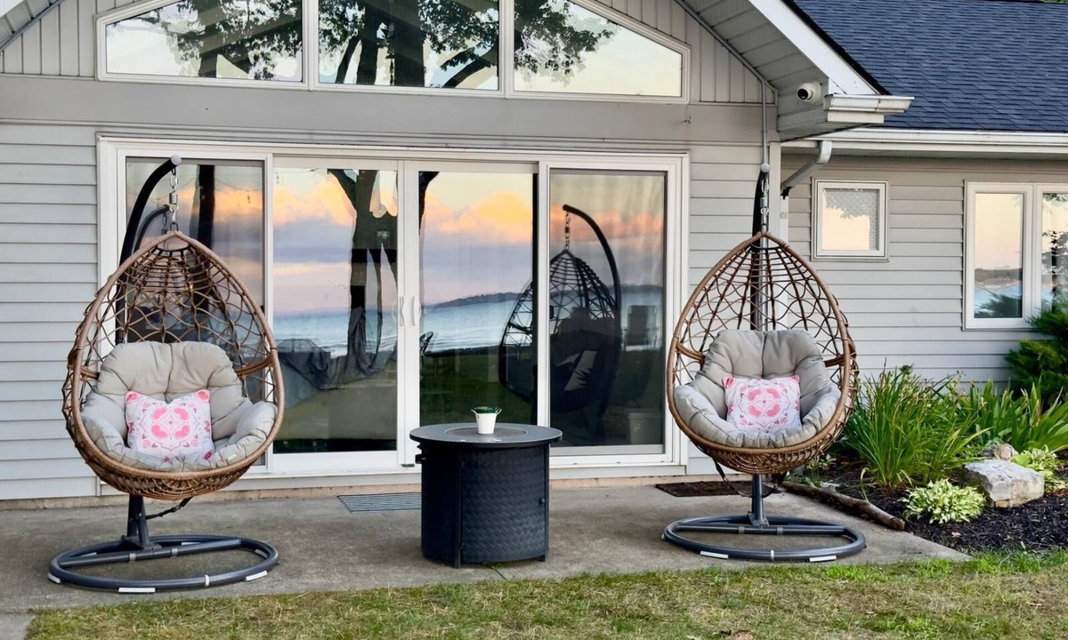 Port Colborne House | Beach House Getaway