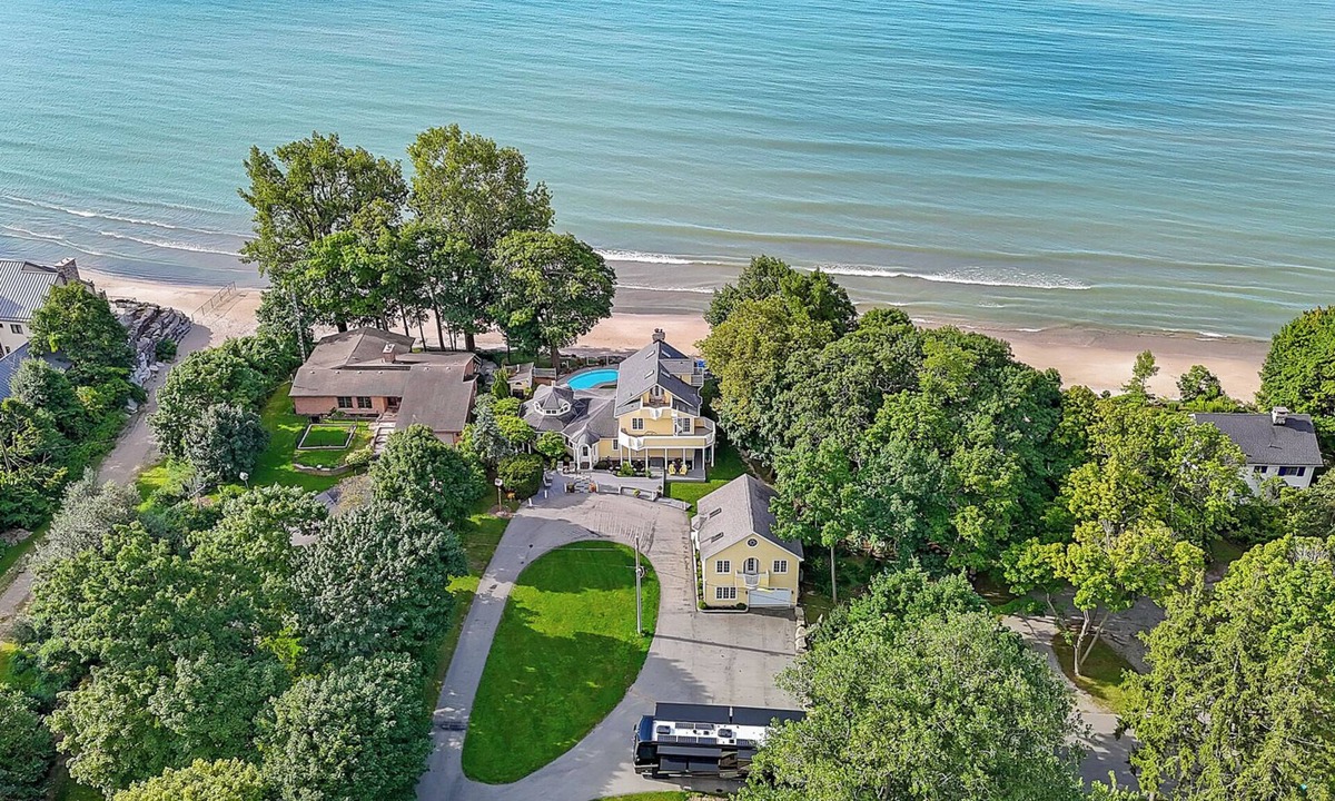 Ridgeway House | Beach Paradise Awaits You!