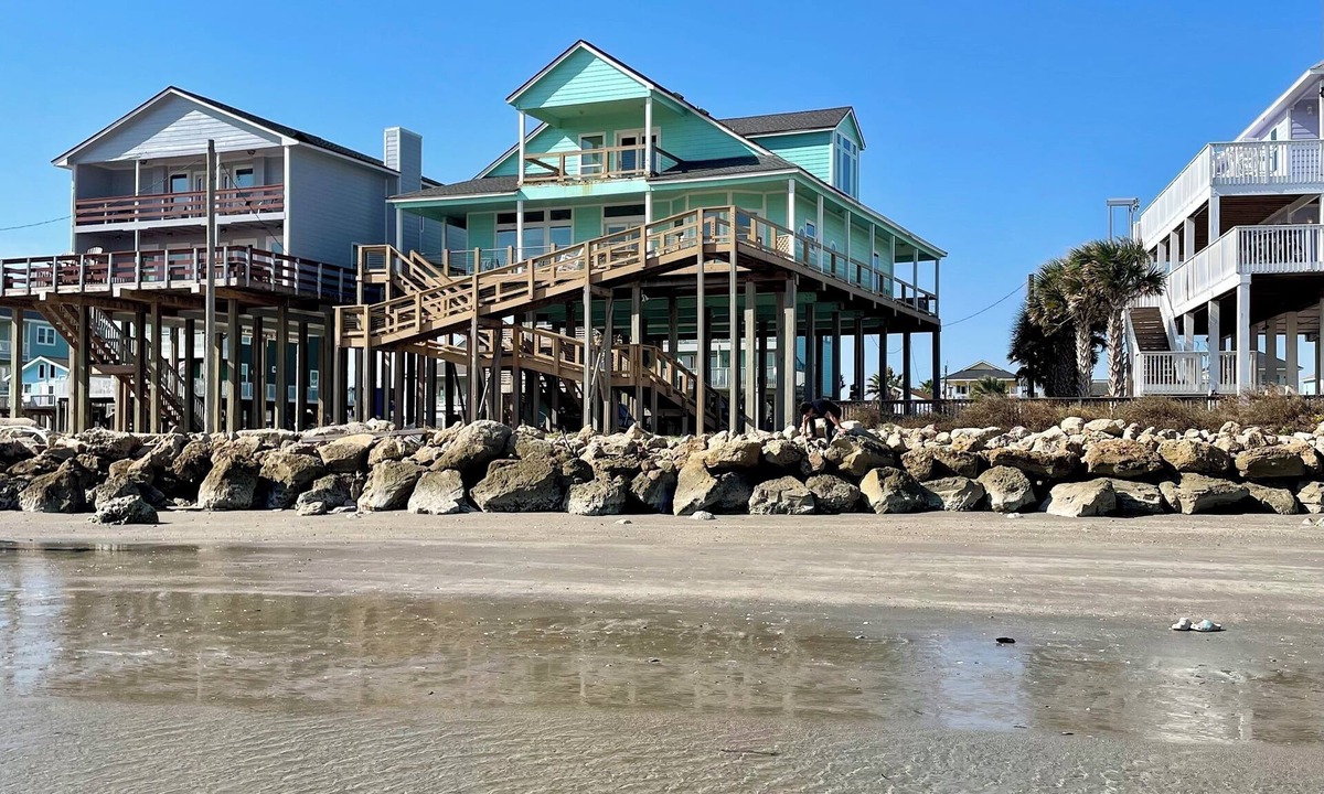 San Luis House | Beachfront, spacious, & family-friendly
