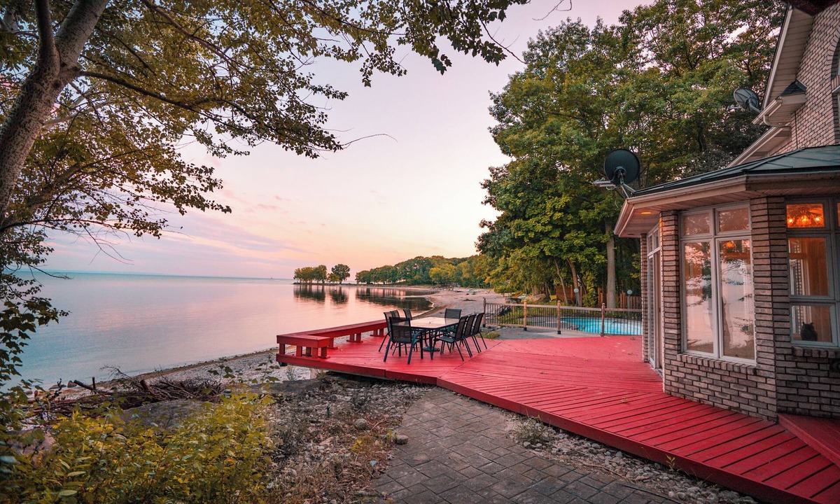 Port Colborne House | Beachfront Villa across Whisky Run Golf, 30 mins to Niagara Falls