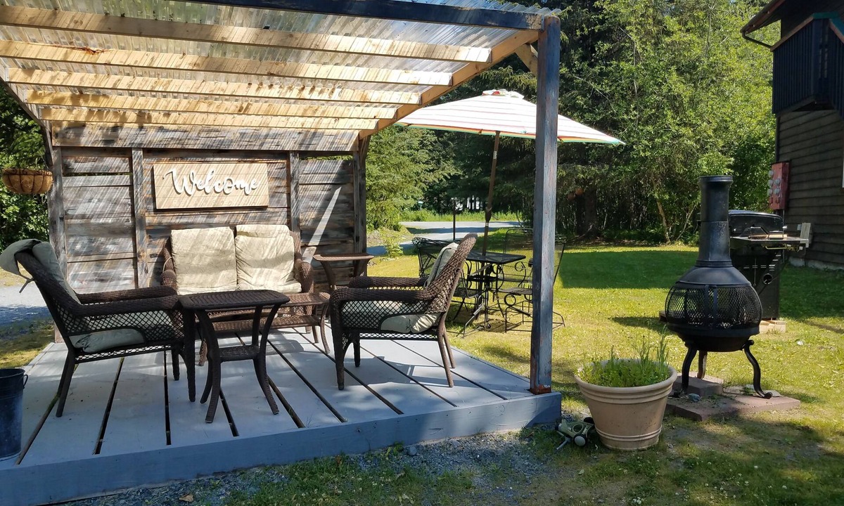 Questa Woods Condo | Bear Den in Seward less than 7 miles from the Waterfront!