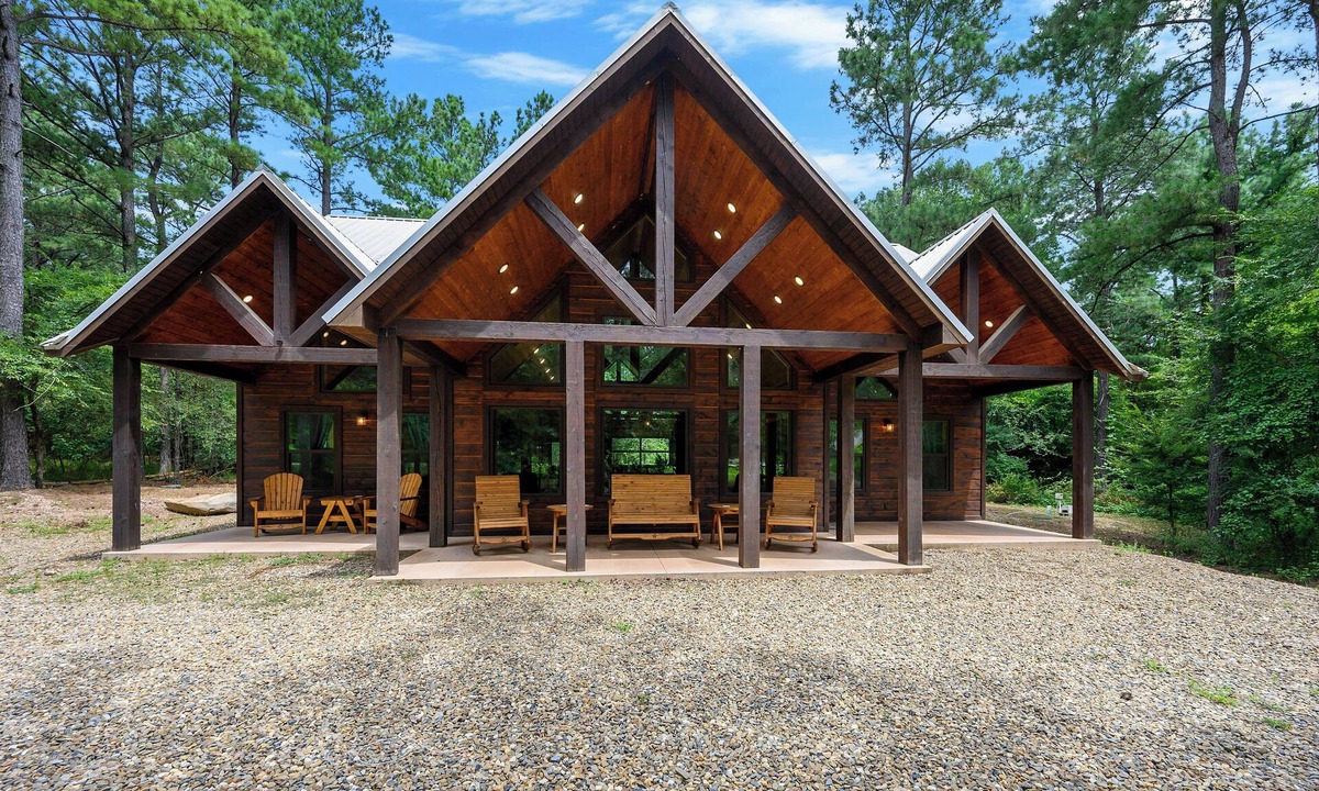 Hochatown Cabin | Bearfoot Lodge 2 Bedroom cabin Sleeps 6. Pet Friendly - Hot Tub