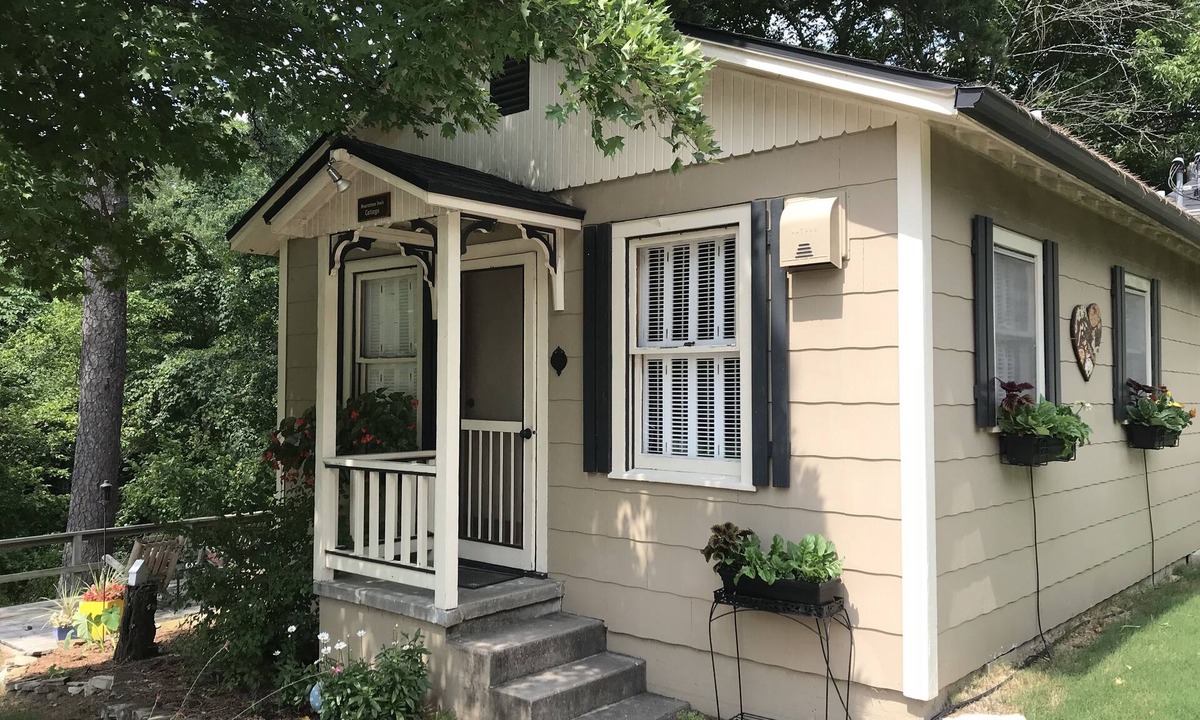 Eureka Springs Historic District Cottage | Beautiful 1 bedroom Cottage with Jacuzzi located on the historic loop
