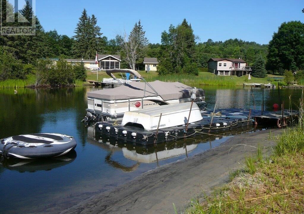 Minden Cottage | Beautiful 3 Bdrm + Bunkie Waterfront Cottage Near Gull Lake