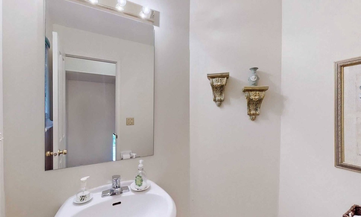 Markham House | Beautiful 3 Bdrm Home in Berczy Area