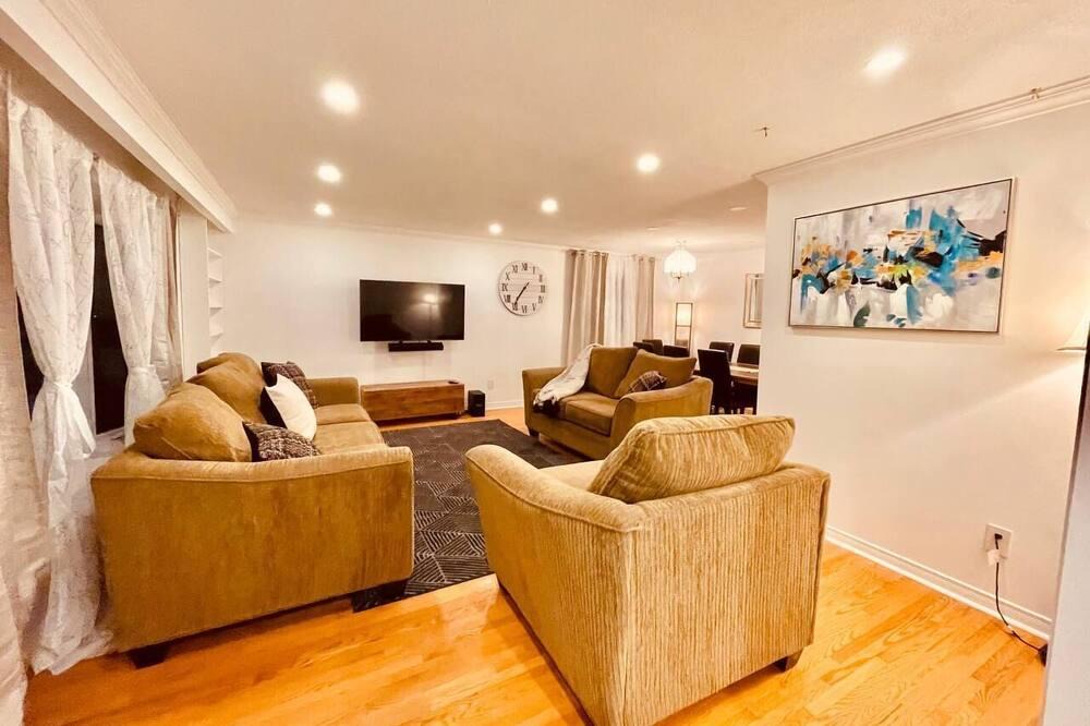 Aurora House | Beautiful 3 bedroom bungalow house step to Yonge