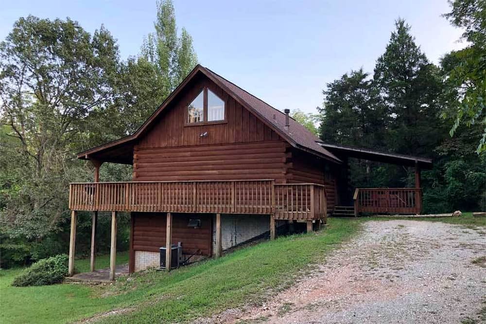 Eureka Springs Cabin | Beautiful Comfy Cabin Perfect for Families with Spa in Arkansas