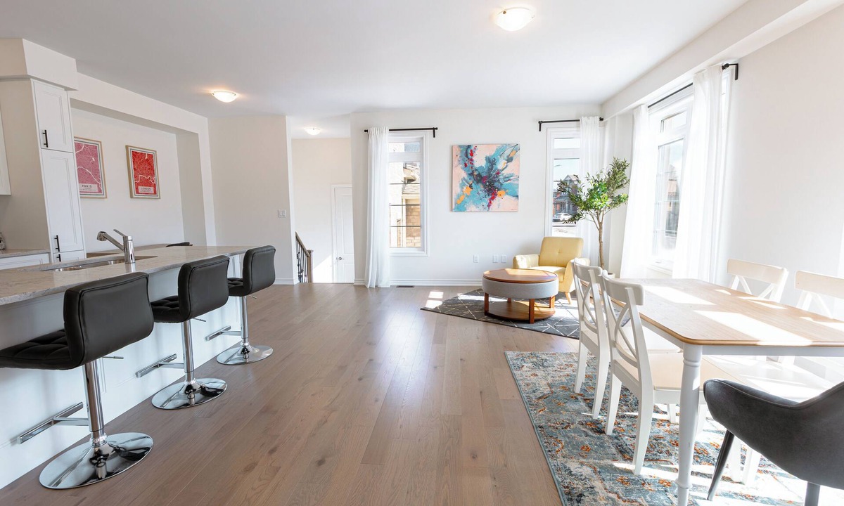 Whitby House | Beautiful Corner Unit Town in Whitby W/Parking - Bright Spacious Open Layout
