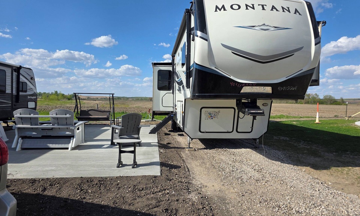 Climbing Hill House | Beautiful luxury camper in country setting just 1 mile from town.